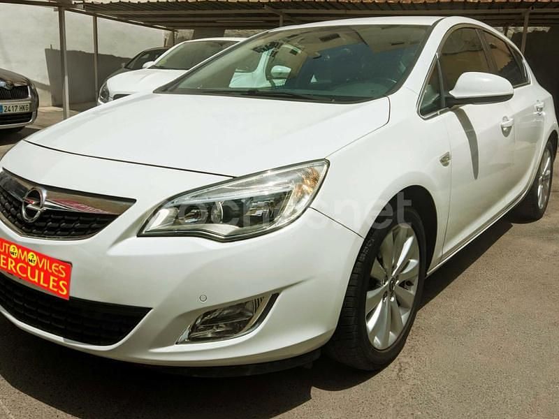Blanco Usado 2010 Opel Astra Cosmo Berlina | 6900 € (Precio justo) - Imagen 1/4