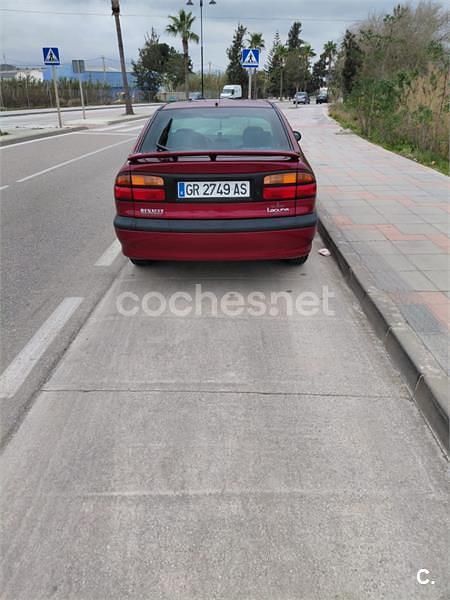 Usado Renault Laguna 110 CV (80 kW) 1998 Granate Berlina
