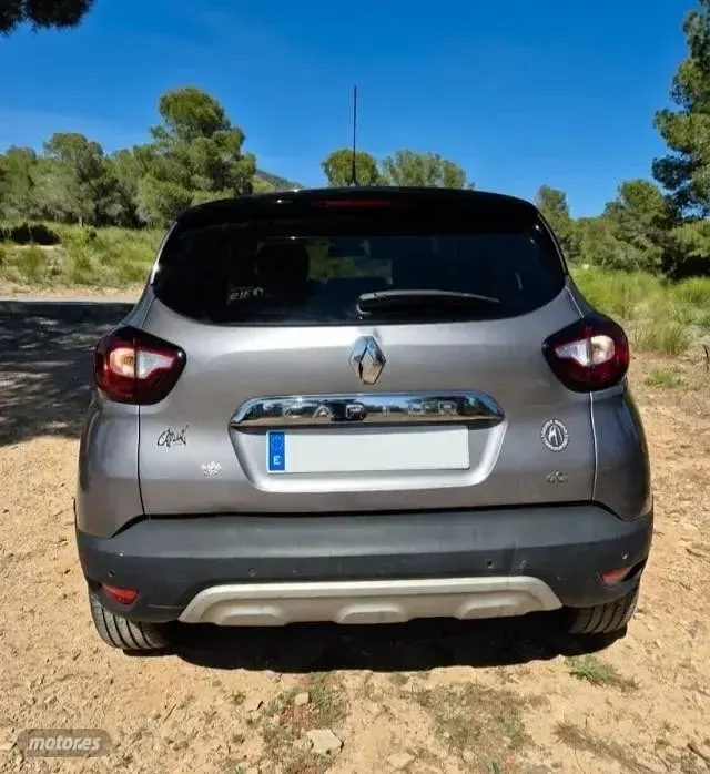 Usado Renault Captur Zen 90 CV (66 kW) 2017 Gris / plateado SUV