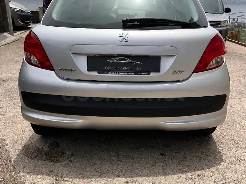 Usado Peugeot 207 Active 70 CV (51 kW) 2012 Gris / plata Berlina