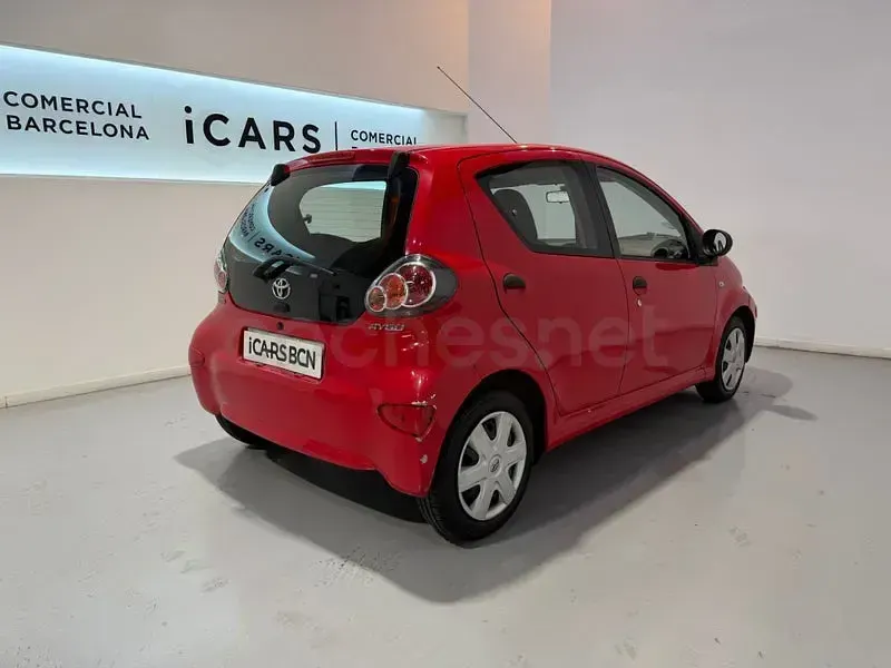 Usado Toyota Aygo Live 68 CV (50 kW) 2011 Rojo Utilitario