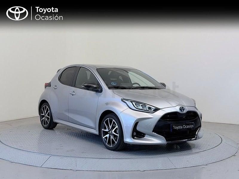 Usado Toyota Yaris Hybrid Style 116 CV (85 kW) 2022 Gris / plata Berlina