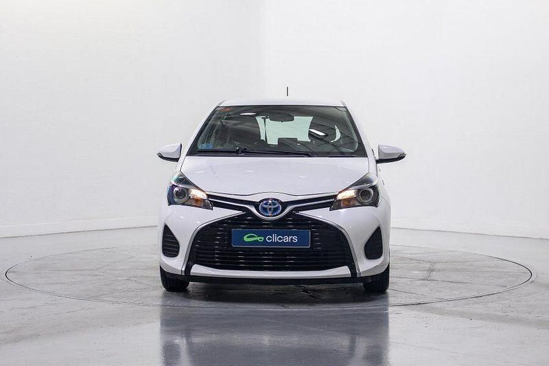 Usado Toyota Yaris Hybrid Active 100 CV (73 kW) 2016 Blanco Berlina