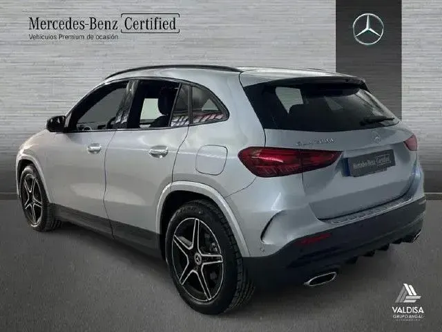 Usado Mercedes GLA200 150 CV (110 kW) 2025 Plata hightech SUV