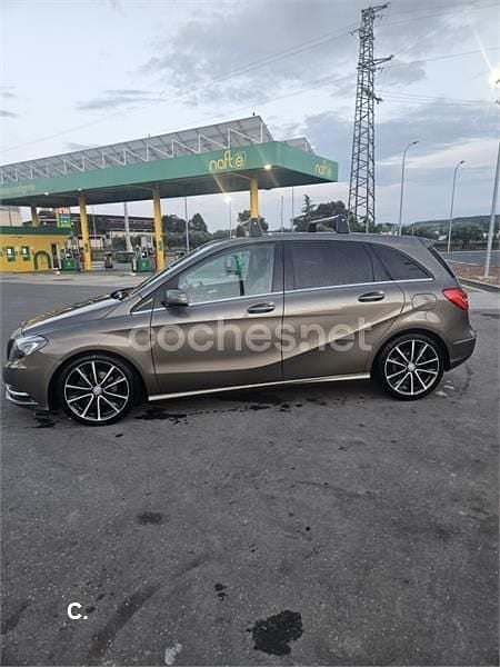 Usado Mercedes B180 109 CV (80 kW) 2013 Marrón Utilitario