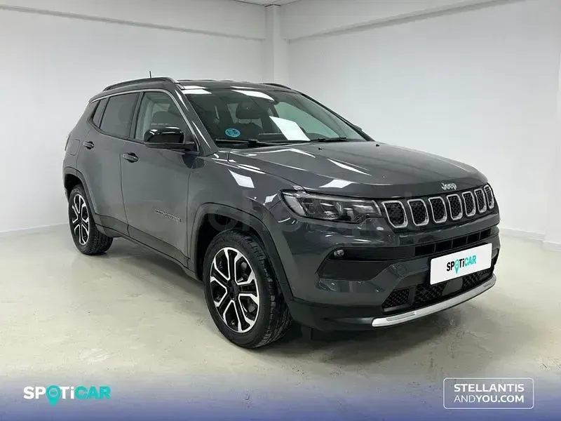 Usado Jeep Compass Limited 130 CV (95 kW) 2022 Gris / plata SUV