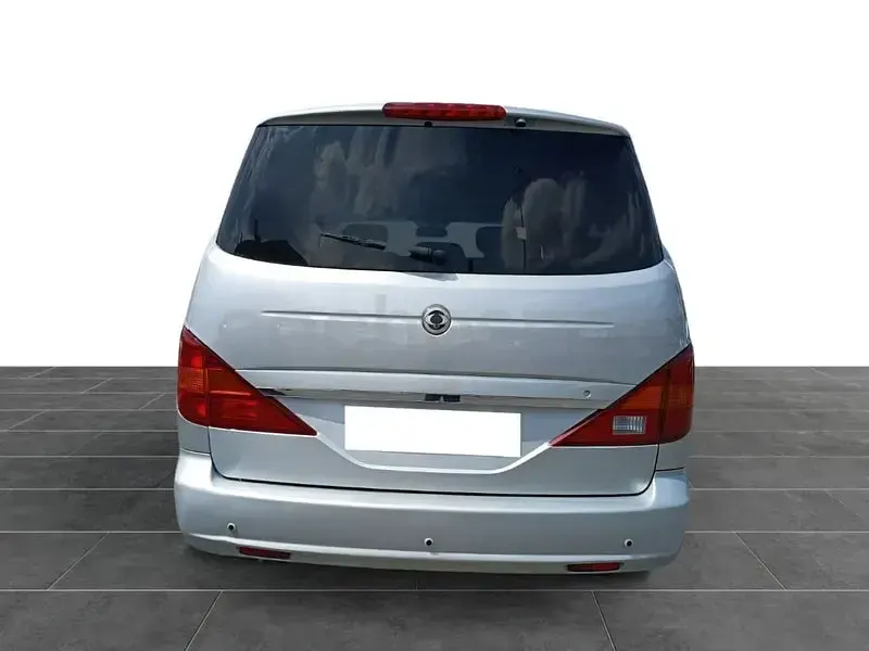 Usado SsangYong Rodius Limited 165 CV (121 kW) 2008 Gris / plata Monovolumen