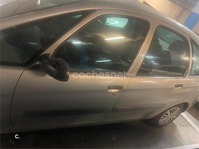 Usado Citroën Xsara Picasso 95 CV (69 kW) 2003 Beige Monovolumen