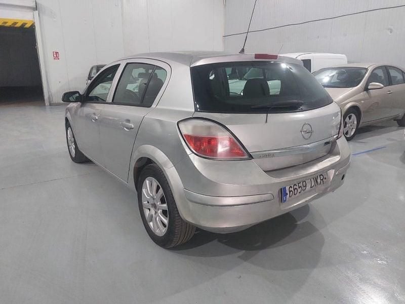Usado Opel Astra Cosmo 100 CV (73 kW) 2005 Gris / plata Berlina