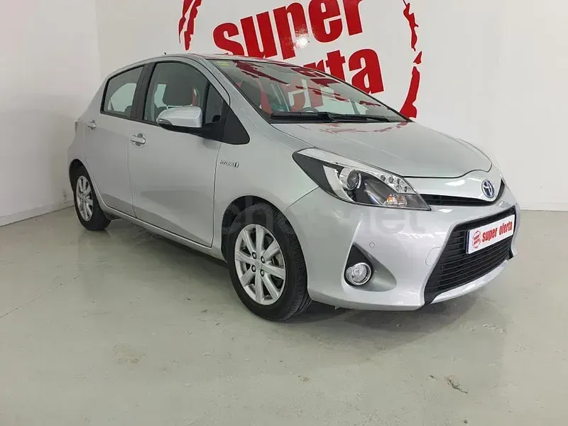 Usado Toyota Yaris Hybrid Active 100 CV (73 kW) 2012 Gris / plata Berlina