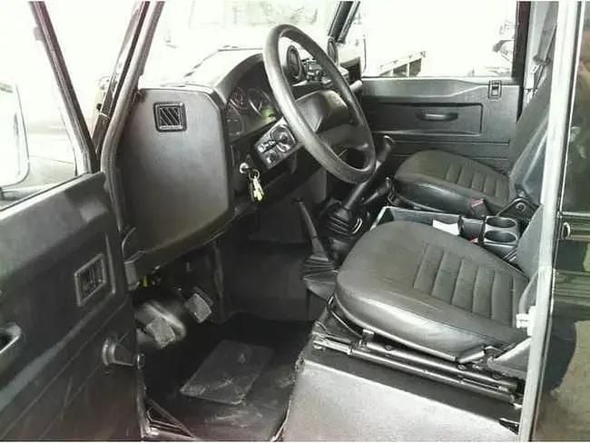 Usado Land Rover Defender 122 HP (89 kW) 2010 Preto SUV