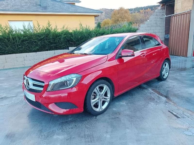 Usado Mercedes A200 Urban 136 CV (100 kW) 2015 Rojo Utilitario