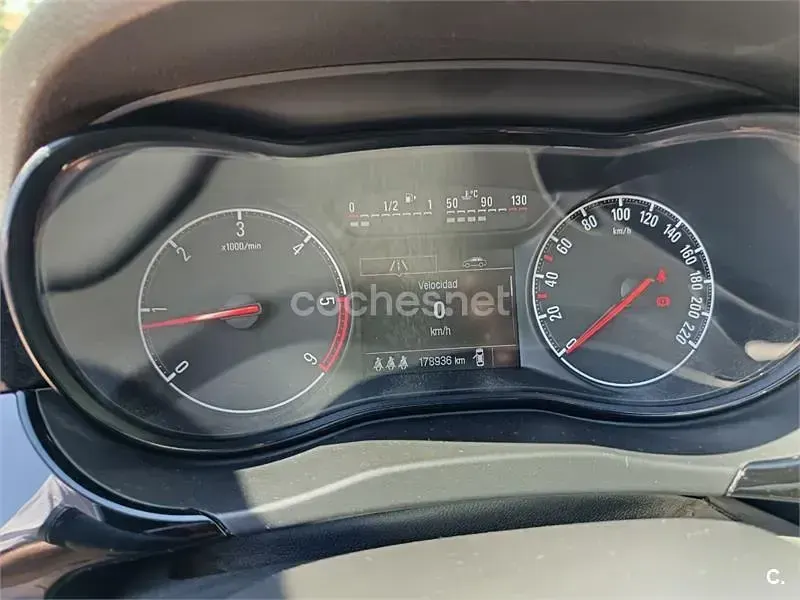 Usado Opel Corsa Selective 95 CV (69 kW) 2016 Rojo Utilitario