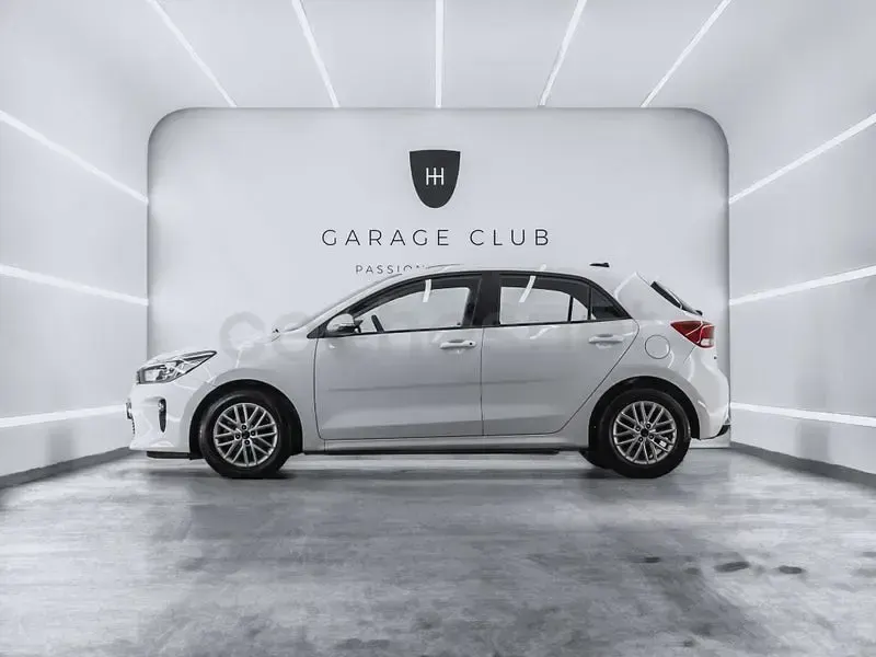Usado Kia Rio 84 CV (61 kW) 2017 Blanco Berlina