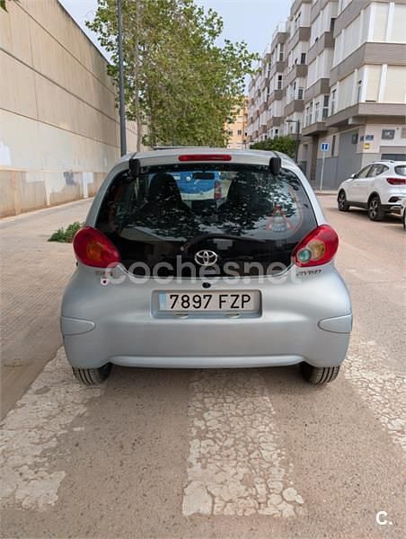 Usado Toyota Aygo 68 CV (50 kW) 2008 Azul Utilitario