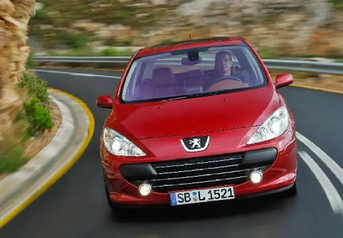 Usado Peugeot 307 90 CV (66 kW) 2005 Gris Utilitario
