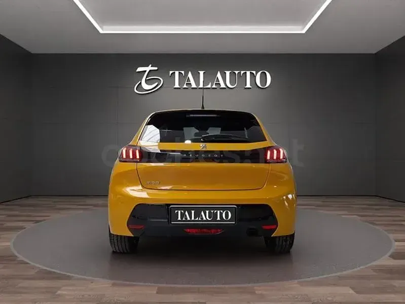 Usado Peugeot 208 Allure 100 CV (73 kW) 2022 Amarillo Utilitario