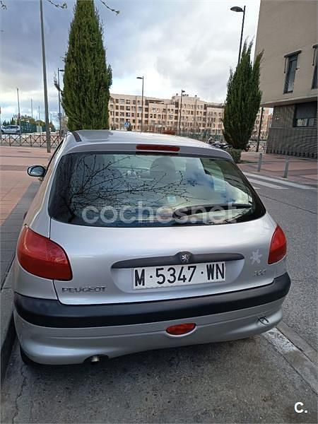 Usado Peugeot 206 70 CV (51 kW) 1998 Gris / plata Berlina