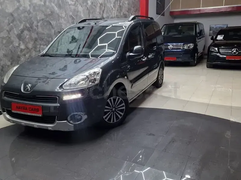 Usado Peugeot Partner Tepee Outdoor 92 CV (67 kW) 2014 Gris / plata Monovolumen