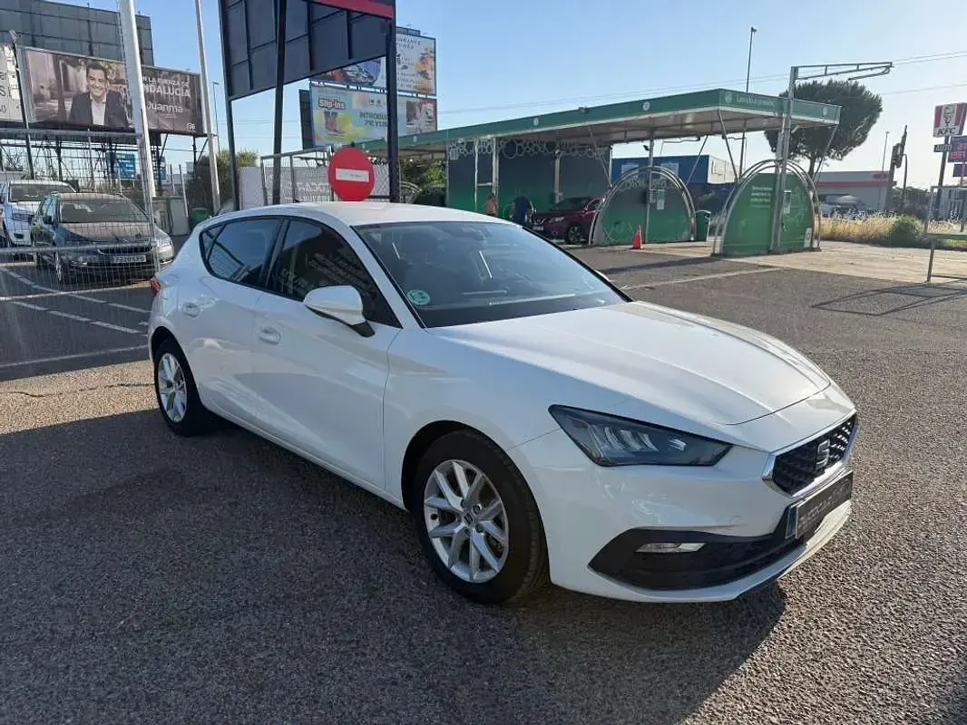 Usado Seat Leon Style 116 CV (85 kW) 2022 Blanco Utilitario