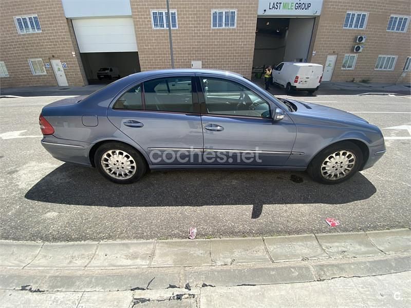 Usado Mercedes E270 Elegance 170 CV (125 kW) 2003 Azul Berlina