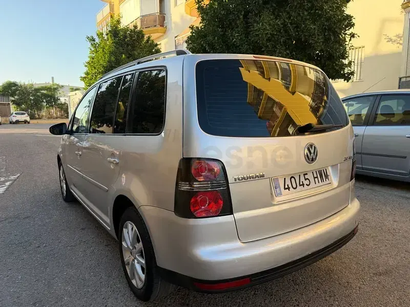 Usado VW Touran Advance 140 CV (102 kW) 2010 Gris / plata Monovolumen