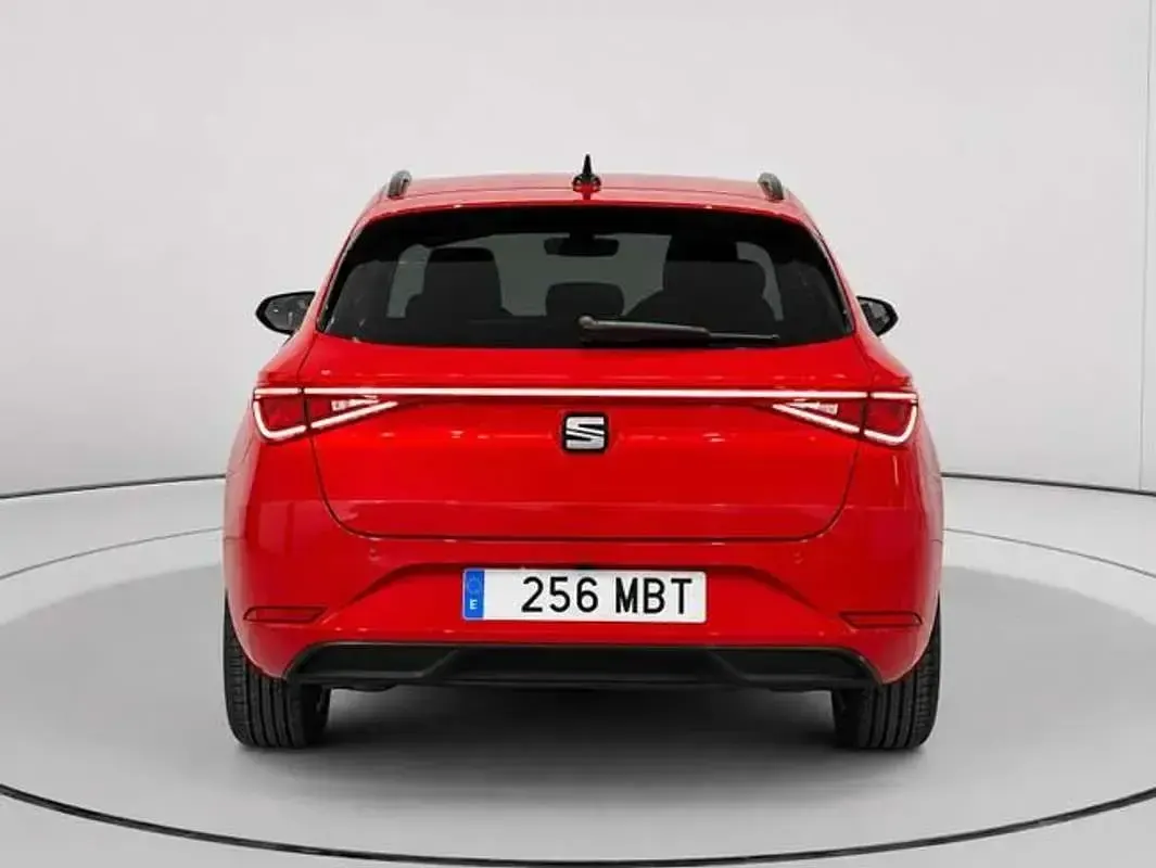 Usado Seat Leon Style 116 CV (85 kW) 2022 Rojo Familiar