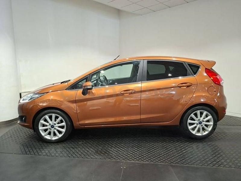 Usado Ford Fiesta Titanium 125 HP (91 kW) 2015 Castanho Citadino