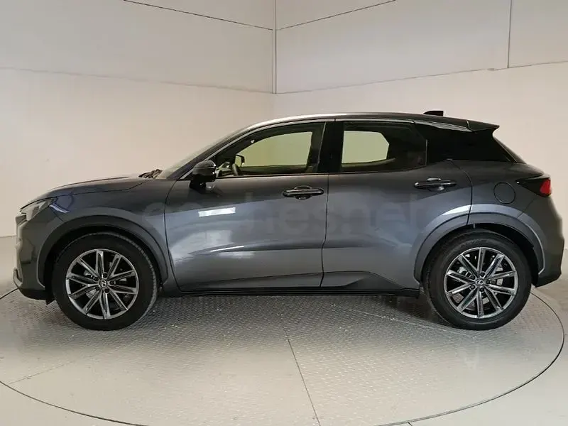 Usado Lexus LBX 136 CV (100 kW) 2025 Gris / plata SUV