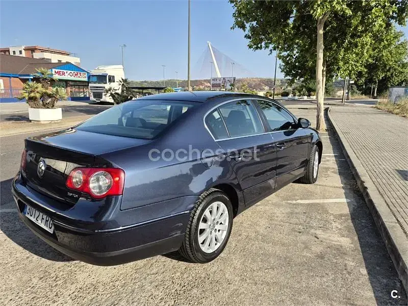 Usado VW Passat Trendline 140 CV (102 kW) 2007 Azul Berlina