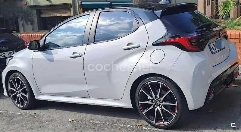 Käytetty Toyota Yaris Hybrid Plus 130 HP (95 kW) 2024 Harmaa Sedan