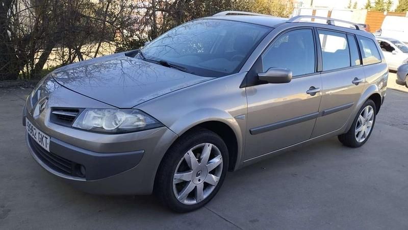 Usado Renault Mégane GrandTour Dynamique 106 CV (77 kW) 2009 Marrón Familiar