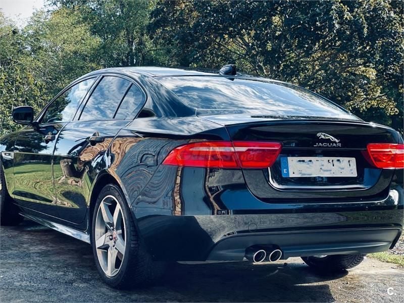 Usado Jaguar XE R-Sport 180 CV (132 kW) 2019 Negro Berlina