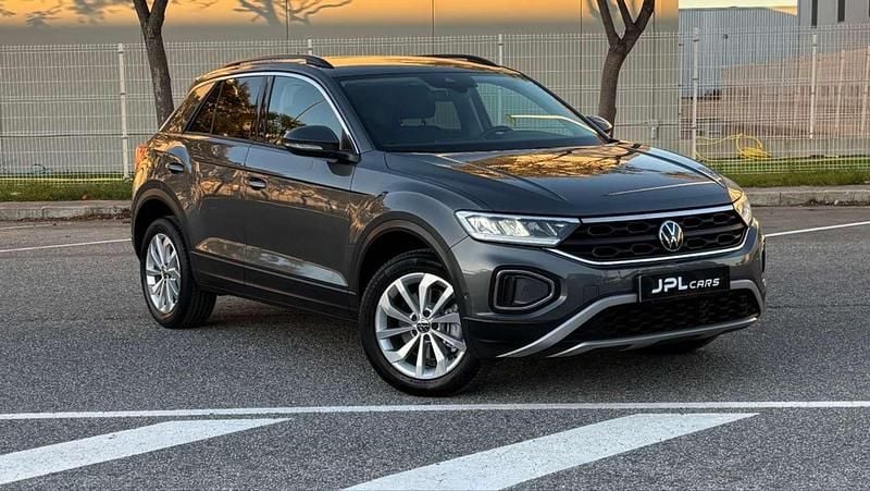 Usado VW T-Roc Life 150 CV (110 kW) 2023 Gris SUV
