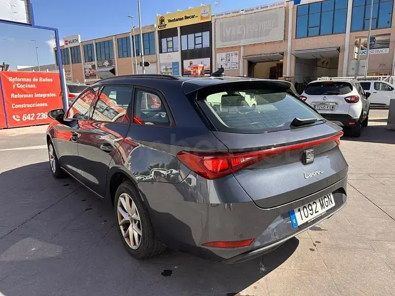 Usado Seat Leon Style 115 CV (84 kW) 2023 Gris / plata Familiar