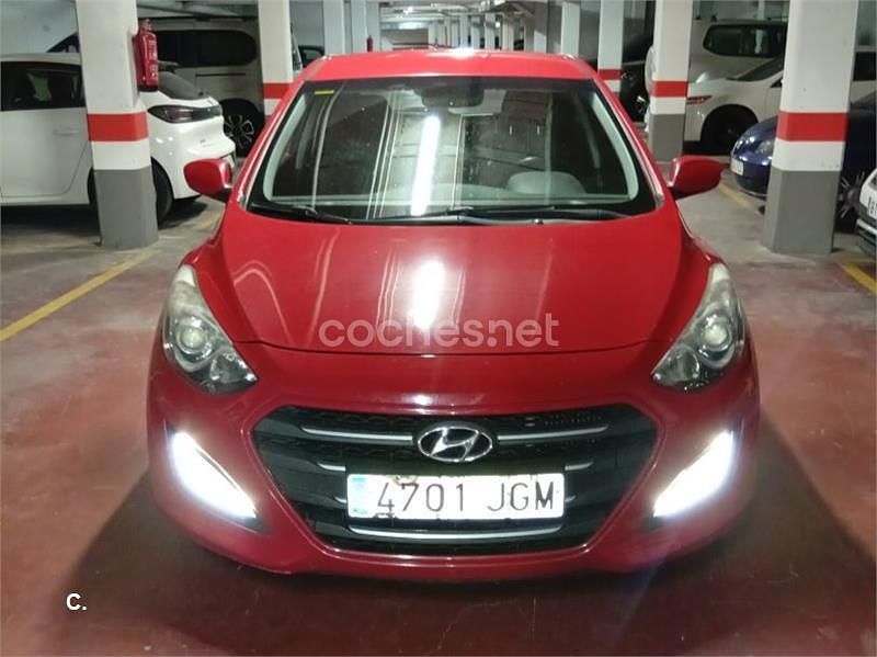 Usado Hyundai i30 90 CV (66 kW) 2015 Rojo Berlina