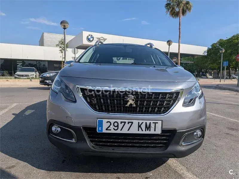 Usado Peugeot 2008 Style 100 CV (73 kW) 2018 Gris / plata SUV