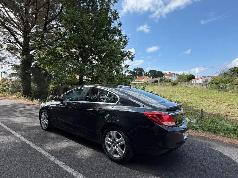Usado Opel Insignia Edition 130 CV (95 kW) 2010 Negro Berlina