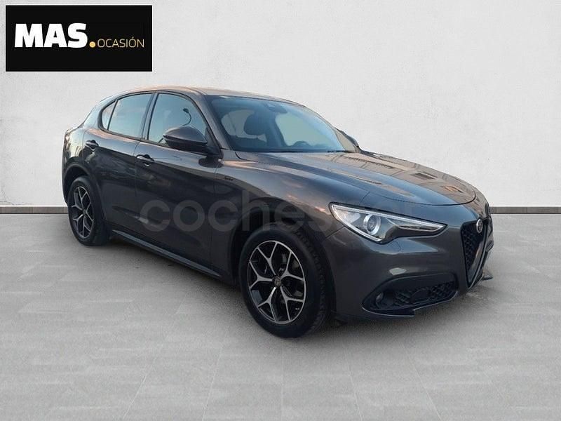 Usado Alfa Romeo Stelvio Sprint 190 CV (139 kW) 2022 Gris / plata SUV