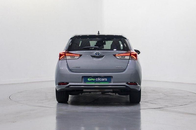 Usado Toyota Auris Hybrid 136 CV (100 kW) 2017 Gris Berlina