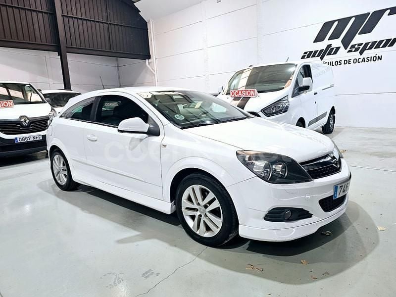 Blanco Usado 2010 Opel Astra GTC Sport Berlina | 3499 € (Precio justo) - Imagen 1/4