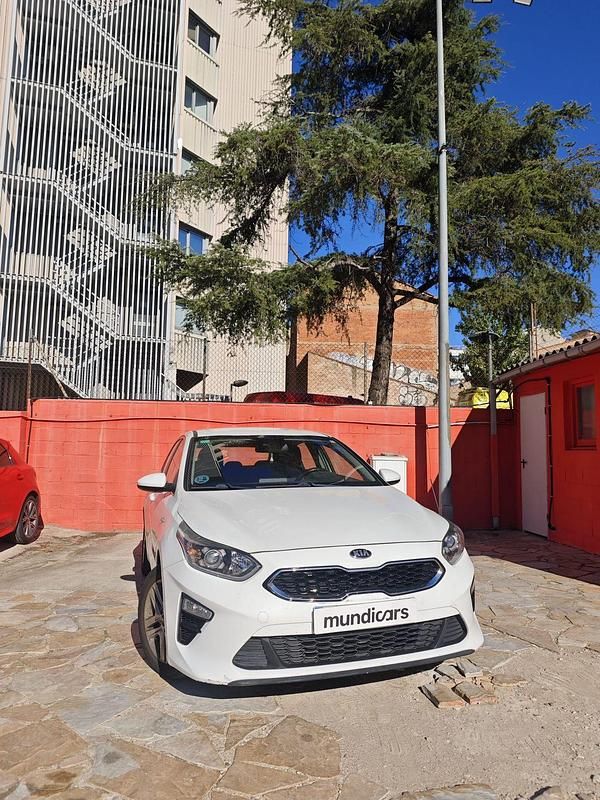 Usado Kia Ceed 120 CV (88 kW) 2019 Blanco Utilitario