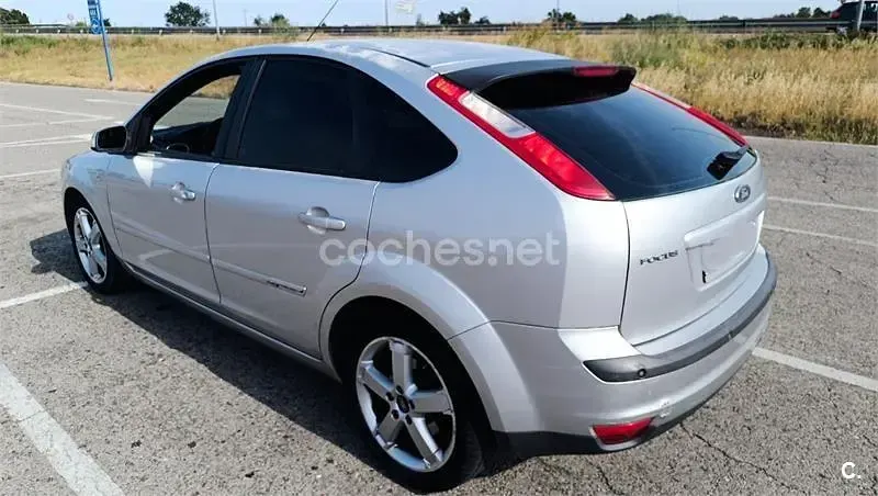 Usado Ford Focus Ghia 115 CV (84 kW) 2007 Gris / plata Berlina