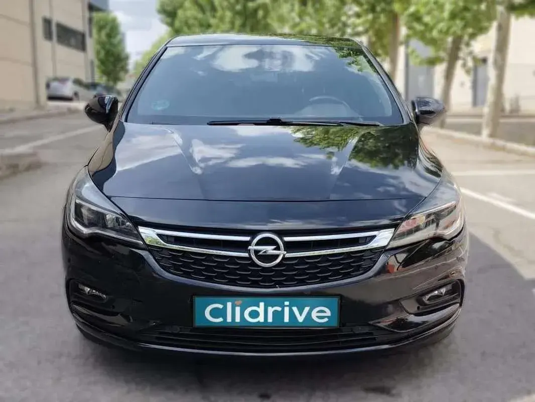 Usado Opel Astra Selective 110 CV (80 kW) 2016 Negro Utilitario