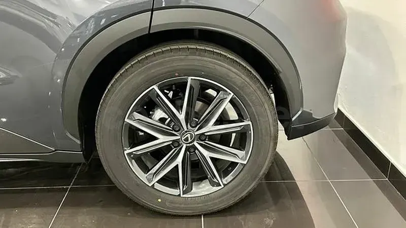 Usado Lexus LBX 136 CV (100 kW) 2024 Gris / plata SUV
