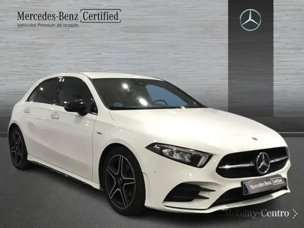 Usado Mercedes A180 AMG line 116 CV (85 kW) 2021 Blanco polar  pintura unicolor Berlina