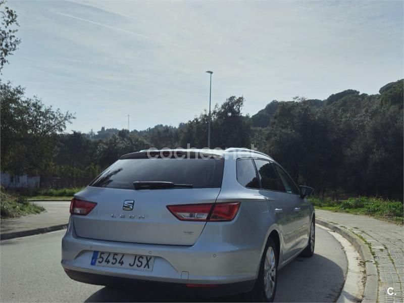 Usado Seat Leon ST Reference 110 CV (80 kW) 2016 Gris / plata Familiar