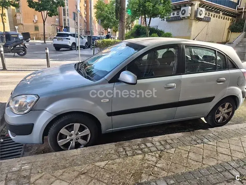 Usado Kia Rio Active 110 CV (80 kW) 2008 Gris / plata Berlina