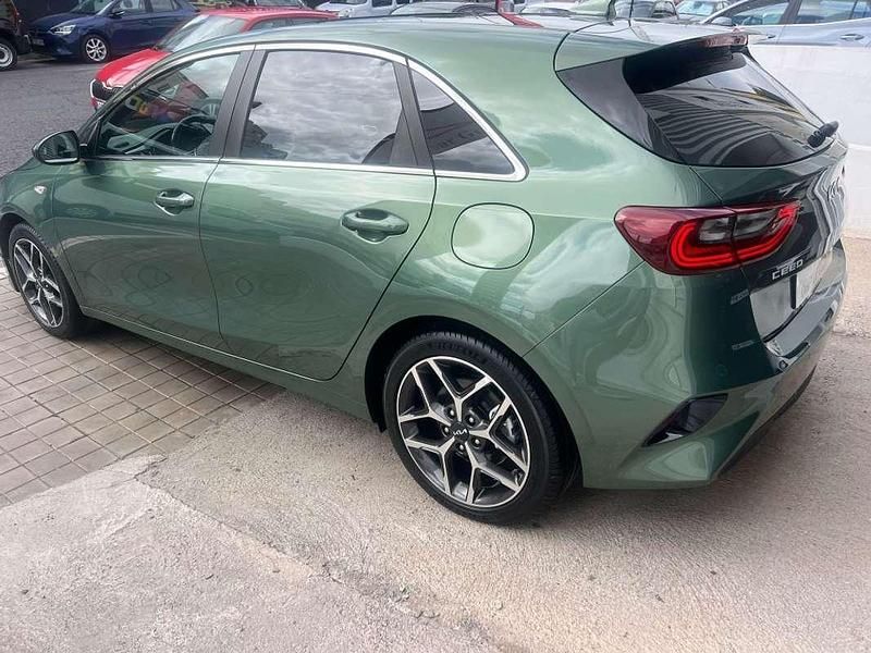 Usado Kia Ceed 120 CV (88 kW) 2023 Verde Utilitario