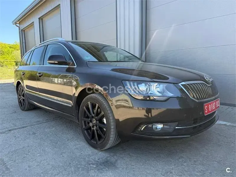 Usado Skoda Superb Elegance 170 CV (125 kW) 2013 Marrón Familiar